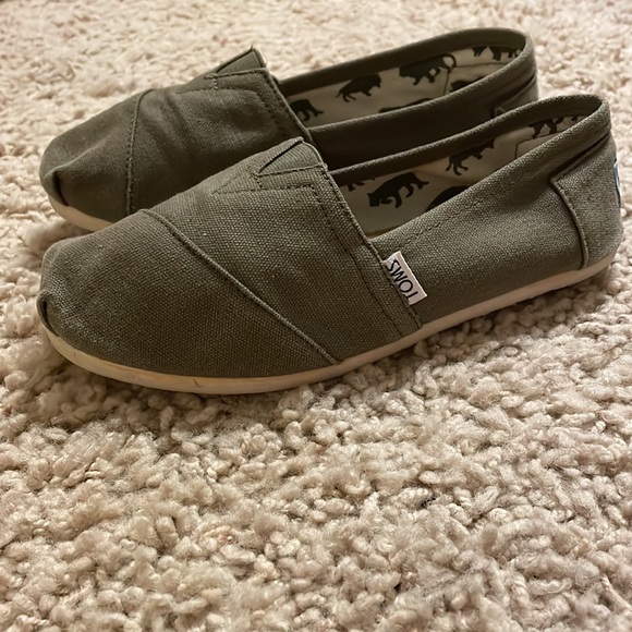 Toms - Picture 2 of 5